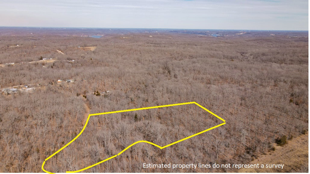 5.63 acres Ozark cabin site minutes from the Lake!